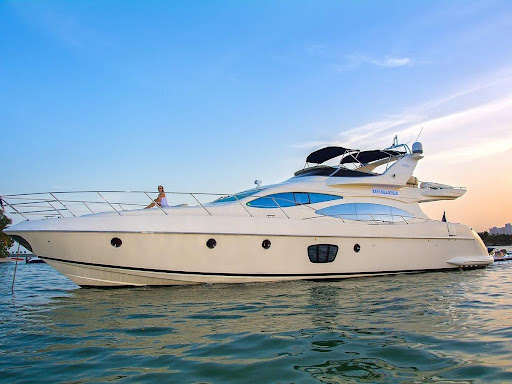 celebrating-valentine’s-day-aboard-a-yacht-in-miami,-florida